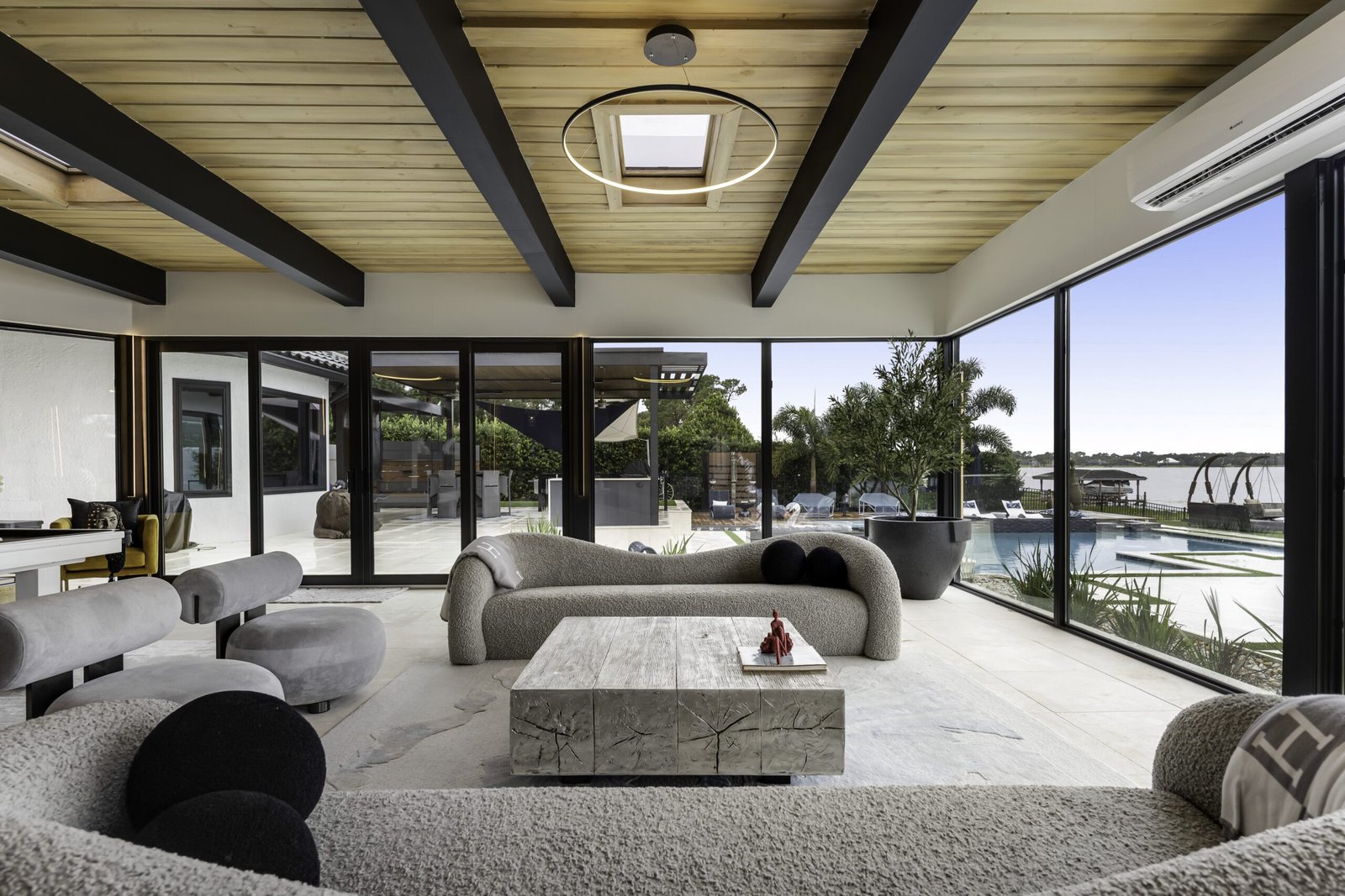 Lakefront Residence: Contemporary Elegance by the Water