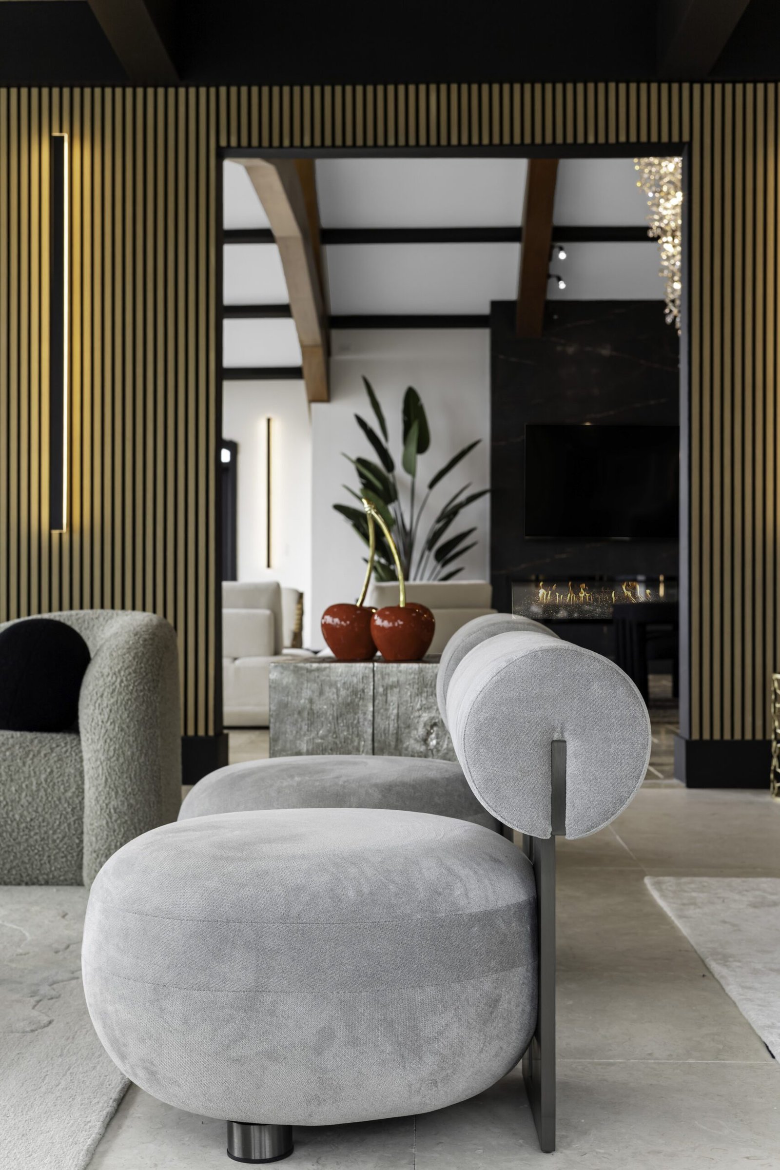 Lakefront Residence: Contemporary Elegance by the Water