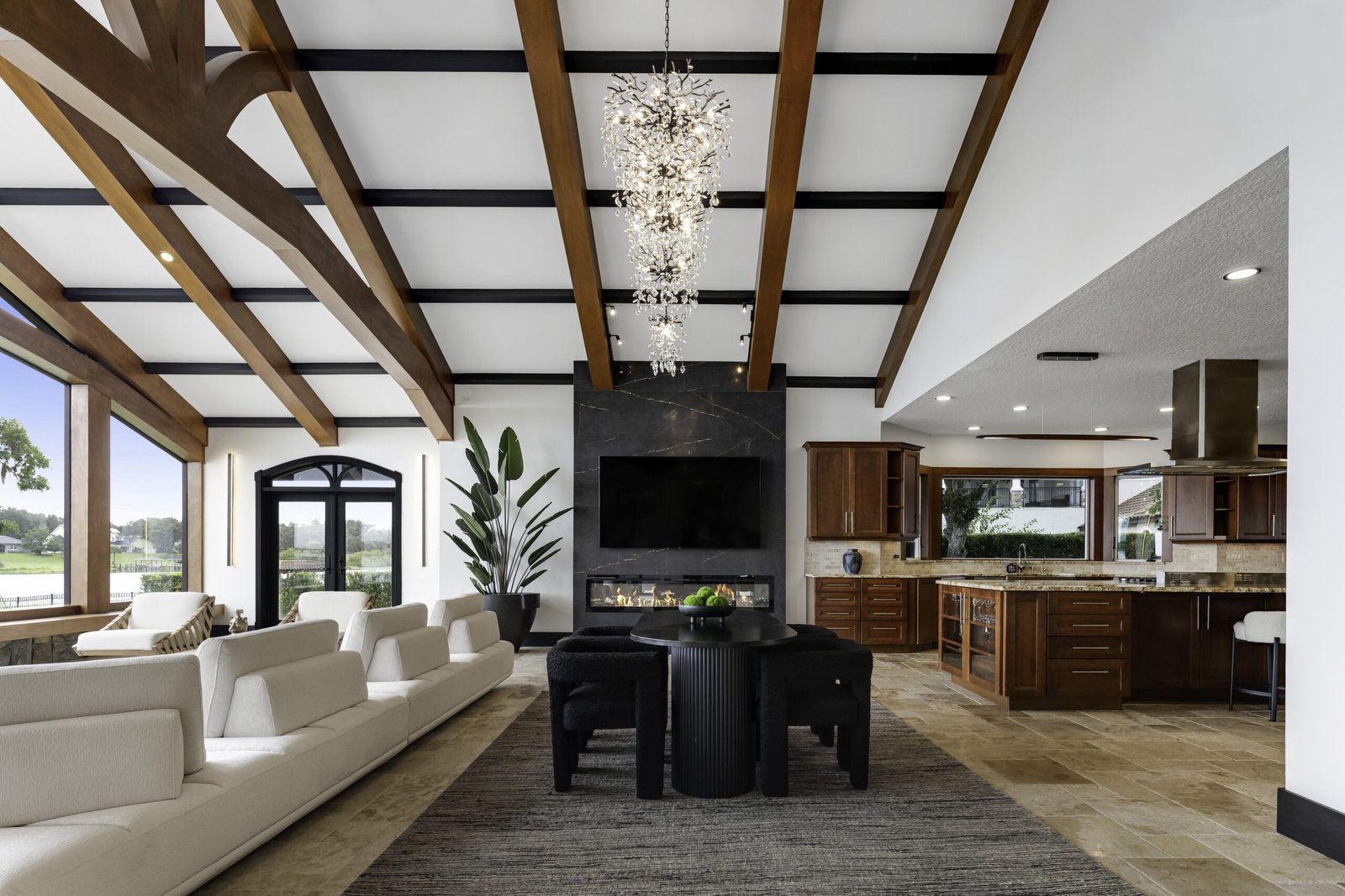 Lakefront Residence: Contemporary Elegance by the Water