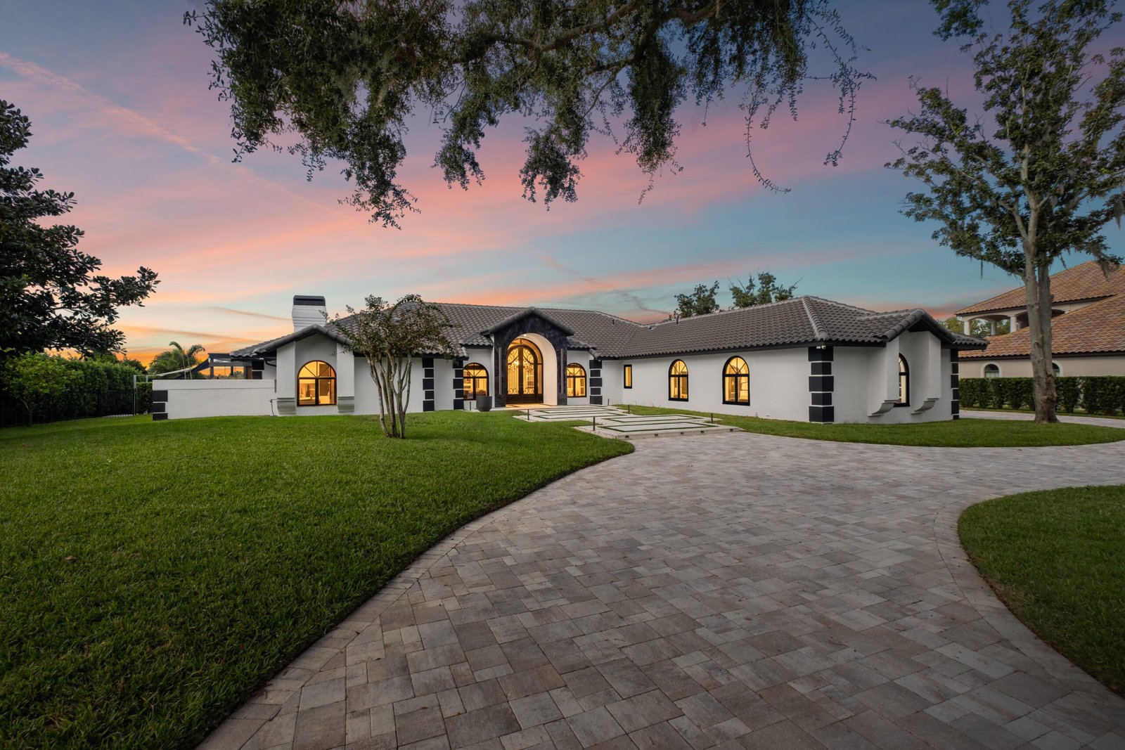 Lakefront Residence: Contemporary Elegance by the Water
